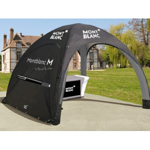 Tente gonflable personnalisée COMDOME® 3x3 installée en événement professionnel
